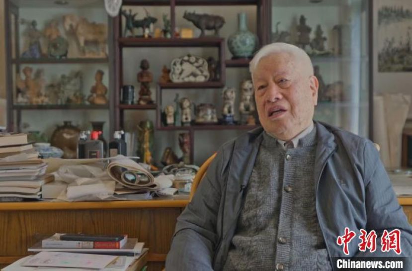 著名画家姚钟华接受中新网记者专访。