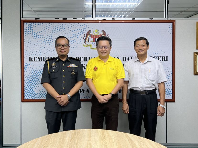 武吉阿瑟区立法议员钱进一（中）拜访了国内贸易及生活成本部诗巫分局局长Kelyn Bin Bolhassan（左）。