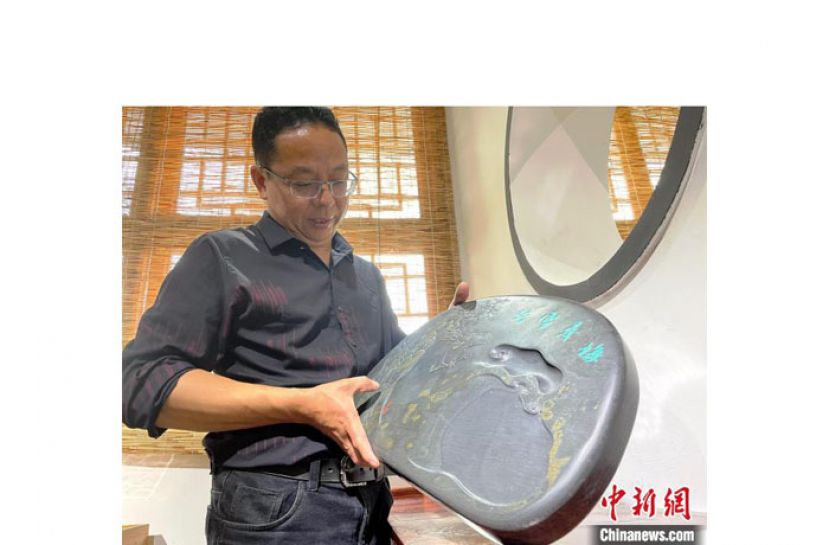 李平寒展示金星砚。