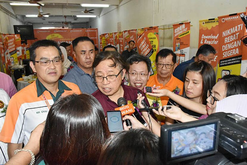 砂首长阿邦佐哈里（中）将为新手妈妈捎来好消息。