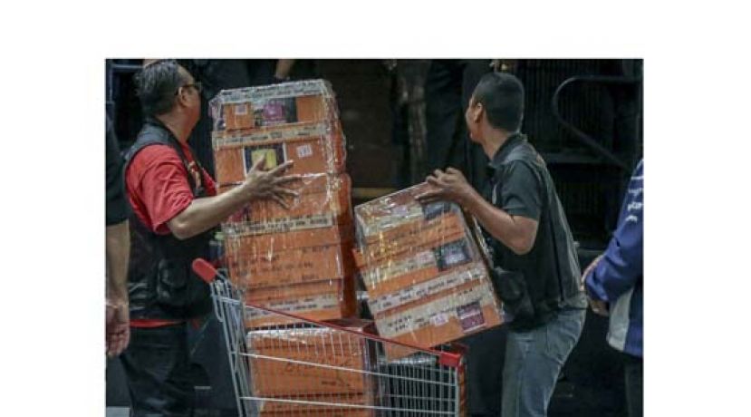 警方在2018年大选后，从公寓搬走大批的资产(档案图片)。