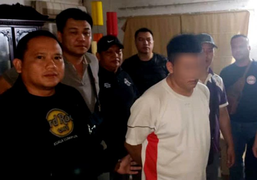 涉嫌多宗结伙持械枪械的嫌犯落网后押返警局调查。