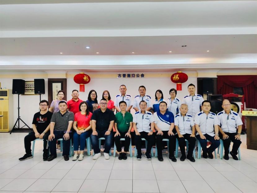 马来西亚海南会馆联合会总会长拿督杨克浩率领代表团拜访古晋海南公会，与该会理事进行友好交流，并汇报&ldquo;第18届世界海南乡团联谊大会&rdquo;最新筹备进展后进行合照。