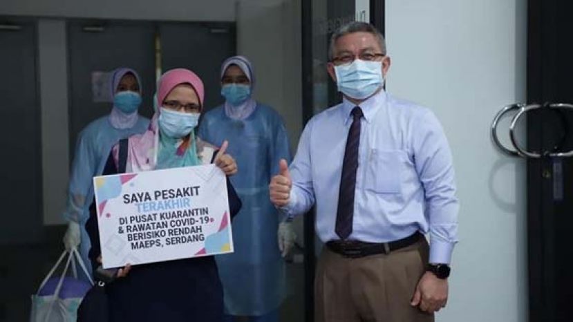 阿汉巴巴（右）日前欢送大马方舱医院最后一名新冠肺炎病患康复出院。