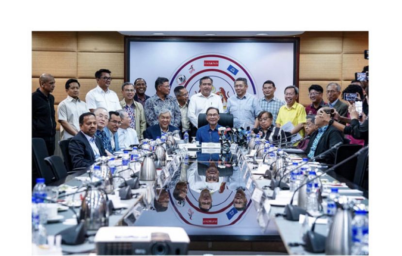 拿督斯里安华（中）主持团结政府秘书处会议后，向媒体发表谈话。