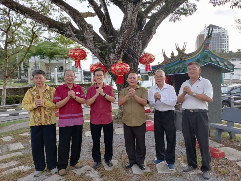 甲必丹林传政（右3起）与薛华东共同主持亚答街大树底下拿督公神龛公园迎接癸卯年春节亮灯仪式；左起为该会理事王亚益、孙守生；右起是陈中兴、沈云豹。