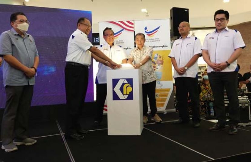 拿督亚历山大南达林奇（右四）与拿督诺罗登（右三）联合为“大马风味及2020犀鸟之乡”活动主持推介礼。