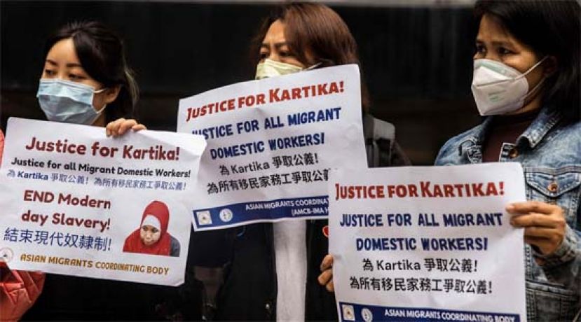 去年10月份的档案照显示，印尼女佣在香港的庇护所展示了她手臂上的受虐疤痕。