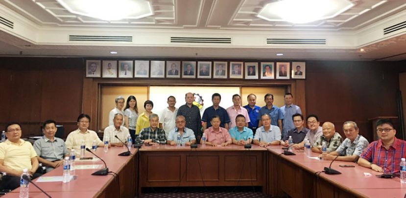 古晋中华总商会新会员交流会。前排左3起为副会长魏铭辰博士、财政高伟宁、拿督斯里蔡展文、公关组主任范庆和、会长陈日枝、秘书长蔡文铎及副会长郭应茂等人。