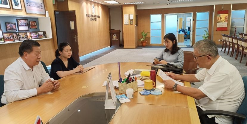 砂医总会长江宗兴（左）礼貌拜会诗巫市议会主席丁永豪（右）汇报将同中国福建大学代表签署学术交流与合作备忘录事宜。
