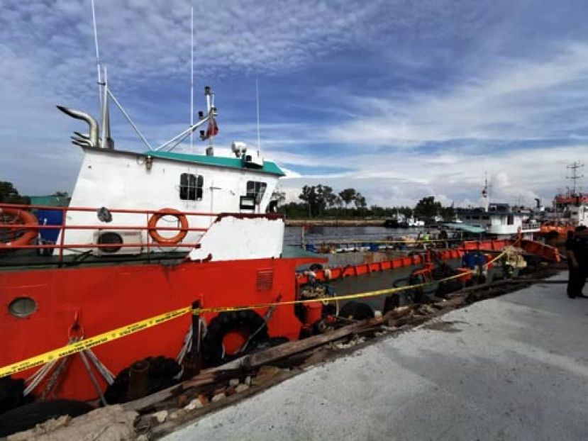 走私柴油暂时被扣留在私人码头的2艘船舶。