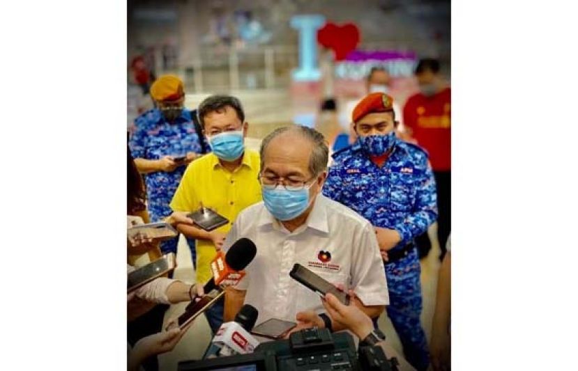 砂副首长拿督阿玛道格拉斯。