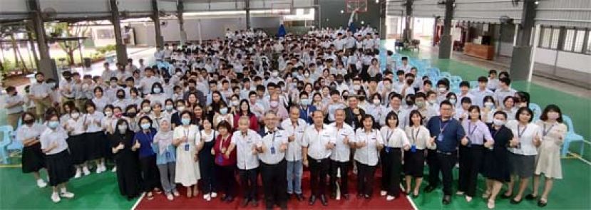 四中开学典礼上的一张大合照。