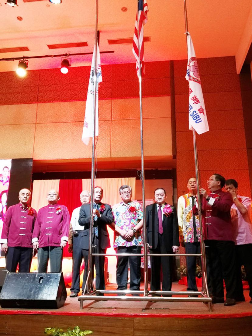 第八届全砂榕属乐龄嘉年华会开幕礼进行隆重的升旗仪式。在国歌声中由马福总会长拿督斯里刘为强升国旗，随后由砂拉越福州乐龄（鹤龄）总会主席林唐锦升大会旗及诗巫闽清同乡会主席甲必丹刘贤远升会旗。