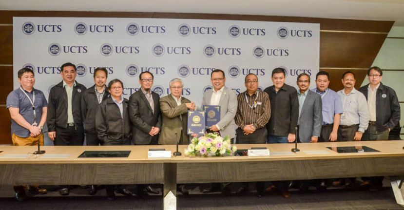 砂科技大学校长拿督凯鲁丁教授（左六）与NEM马来西亚有限公司业务发展总监安迪罗伊西安（右七）交换合作备忘录。