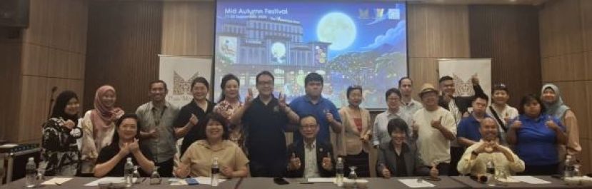 新闻发布会结束后的一张大合影。前排左起为古晋特殊群体潜能发展协会会长郭舒钧、顾问林美玉、顾问拿督沈坚石、副会长李晓妍以及古晋独立购物广场市场、广告玉促销经理山姆。