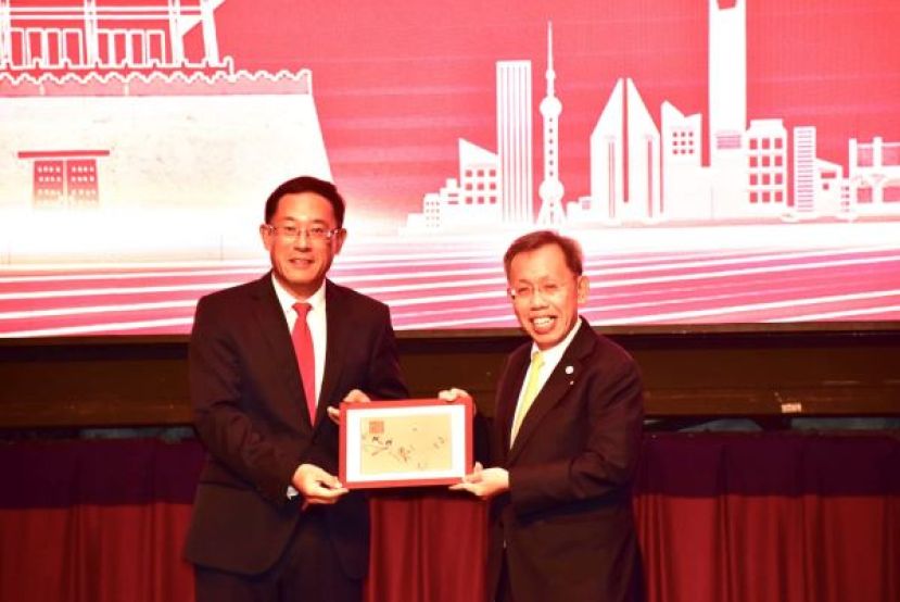 中国驻古晋总领事邢伟平在（左）赠送纪念品予砂副总理拿督阿玛沈桂贤时影。