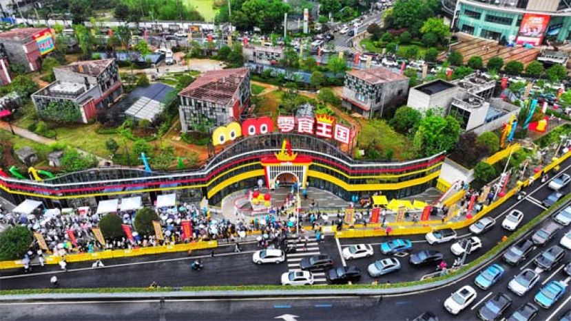 全球最大零食店坐落湖南长沙，3.5万款商品，泡面3500种。