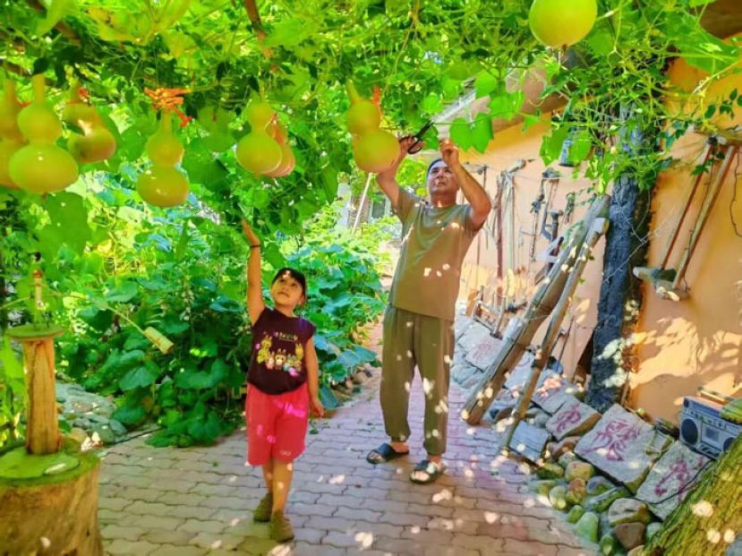 伊力亚尔（右）和孙女在葫芦园。