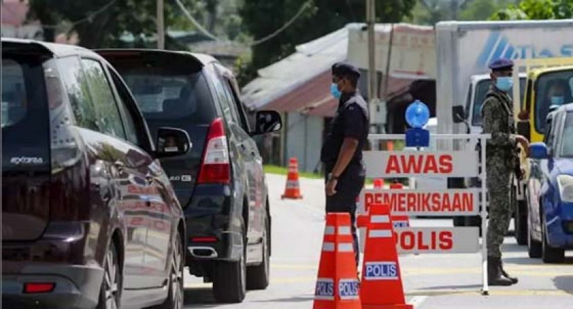 警方设立路障，检查往来车辆。