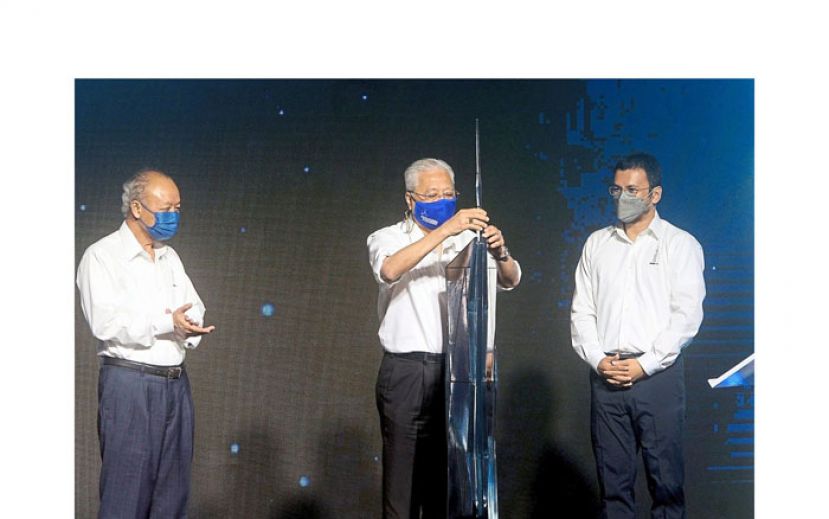 首相依斯迈沙比里(中)为默迪卡118大楼主持塔尖封顶仪式。