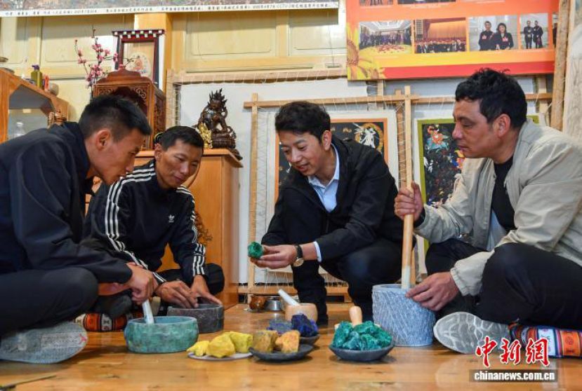 着着给学员讲解天然矿物质材料。