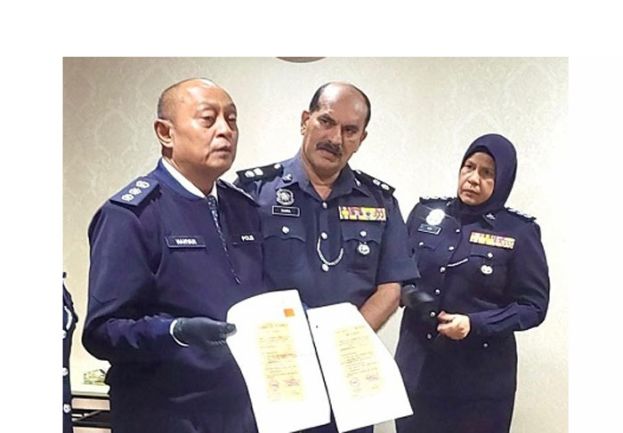 汉彦助理总监（右二）向媒体展示起获的伪造病假单。