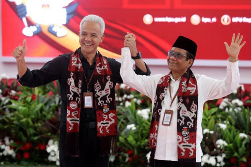 印尼总统参选人之一甘查尔（左）与搭档马福德登记参与来届大选。