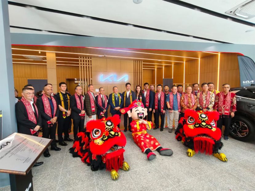 大马起亚销售公司总裁兼总执行长金亨鎬（左八）与市长拿督黄鸿圣及出席嘉宾们大合照。