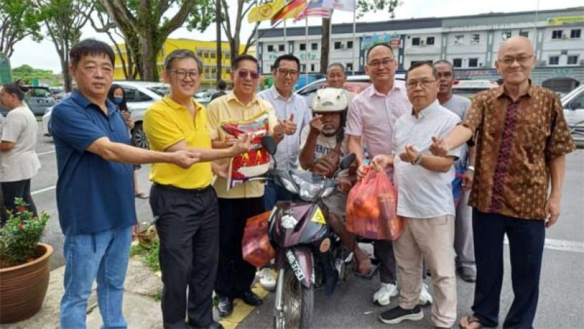 天猛公拿督陈如飞（右3）与许义华（右起）、薛华东布施食品予一印裔特殊人士。右起为田云华、张联通、拿督龚财兴；左4是拿督蔡传伟。