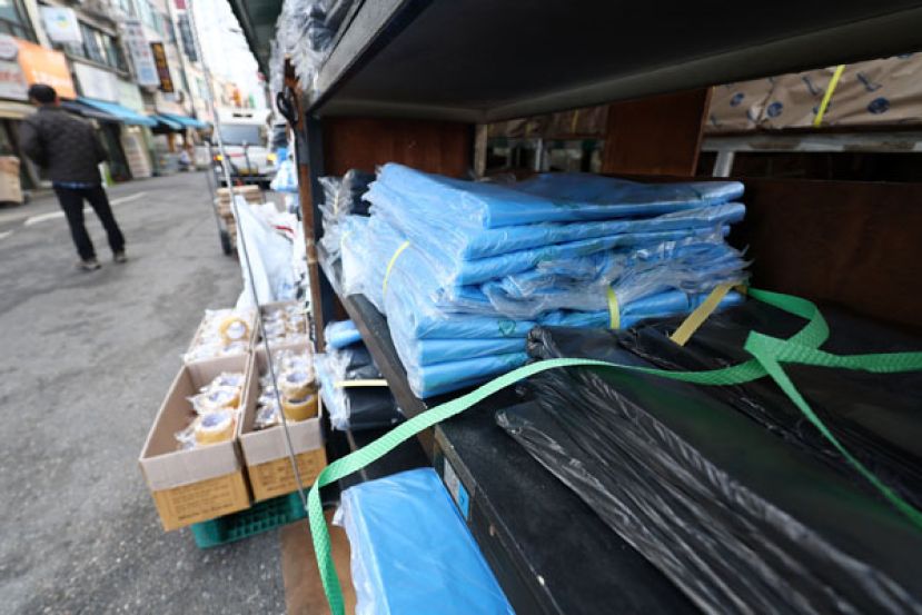 受到中东战争影响导致石脑油供应链不稳，引发韩国民众担忧垃圾袋等塑胶制品供应短缺。