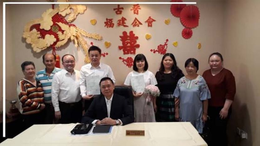 一对新人文朝龙（左四）与林丽梅（右四）举行注册结婚后，与该会婚姻注册官刘金瑞留影。左三为见证人之一的甲必丹拿督刘思乐。