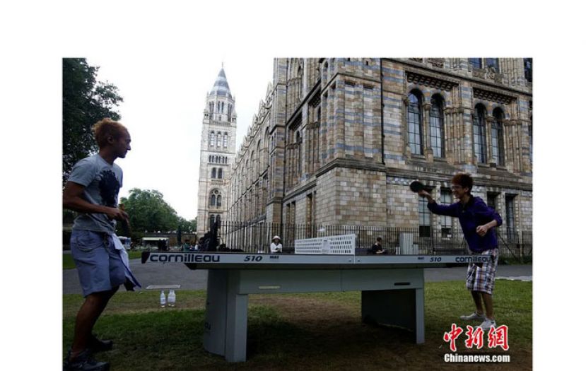 两名乒乓球爱好者在伦敦街头切磋技艺。