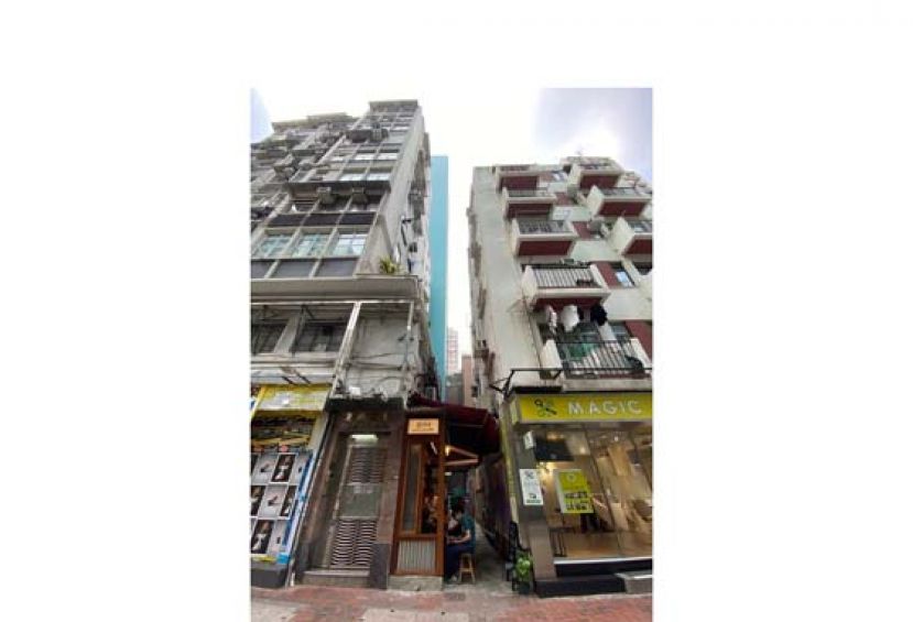 &ldquo;窗后巷&rdquo;大隐隐于铜锣湾霎西街巷弄，面积只有46尺，前面面对人群，后面满街涂鸦，贴地亲民。