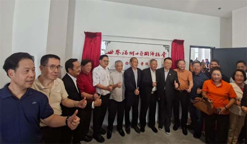 古晋福州公会新会所大廈作为＂世界福州十邑同乡总会马来西亚古晋联络处＂揭幕礼仪式后，全体嘉宾合影。左起为世界福州十邑同乡总会董事局成员、常务副会长兼财务长施洪清、常务副会长李雍、世界福州十邑同乡总会（世福总会）第16届第一次常务理监事会议筹委会主席兼世福副会长吴孟敦、常务副会长黄仕新、常务副会长拿督吴标生、砂福名誉顾问兼古晋福州公会永久名誉会长拿督黄希多、古晋福州公会会长拿督余志豪、世界福州十邑同乡总会总会长吴换炎、世福总会监事长林立盛、世福执行会长兼秘书长林祥华、常务副会长赵汝渠及世福妇女组总主任王品华。