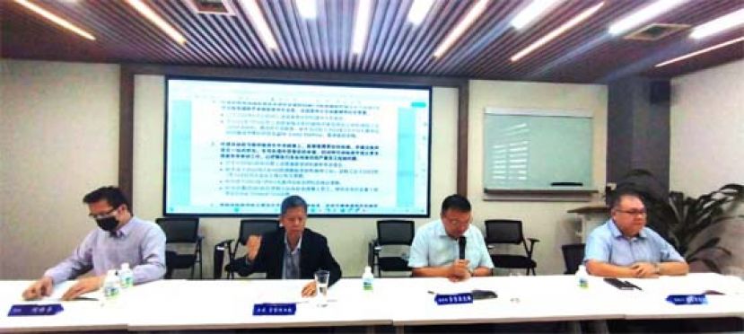 古晋中华总商会第68届会员大会在进行时影。右起为署理会长拿督黄国辉、秘书长拿督蔡文铎/会长拿督陈日枝以及财政何修华。