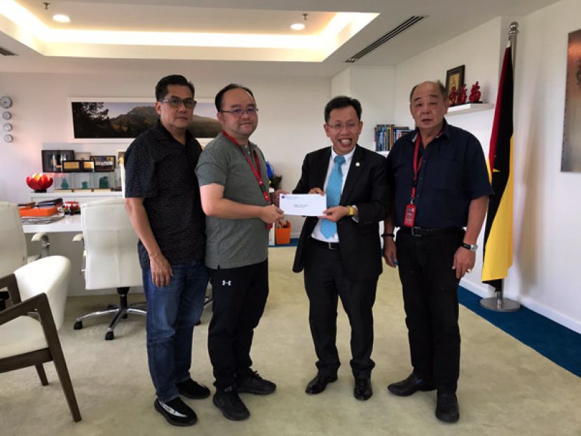 大会主席兼会长甲必丹拿督刘思乐（左二）把邀请函呈予拿督沈桂贤（右二）时摄，左一为筹委会主席杨德云，右一则是吴祖姜。