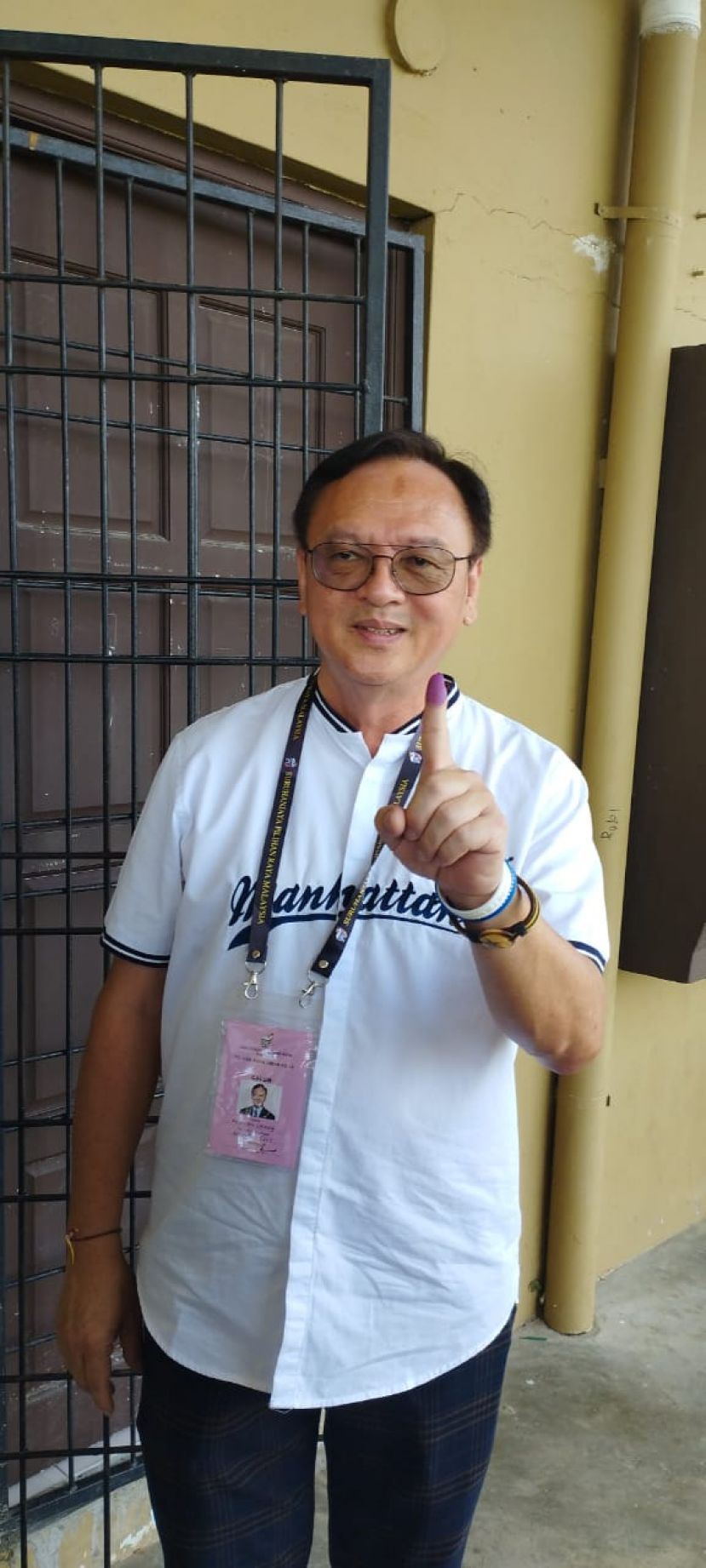 实旦宾区砂盟人联候选人罗克强为自己投下神圣一票。