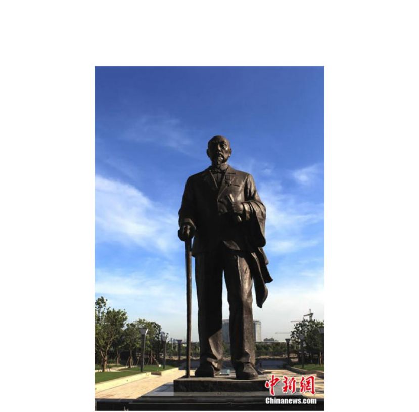 位于江苏南通中央公园的张謇像(2012年摄)。