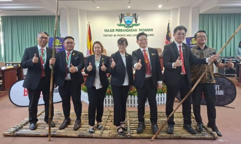 在新闻发布会结束后，在筏舟上留影。
