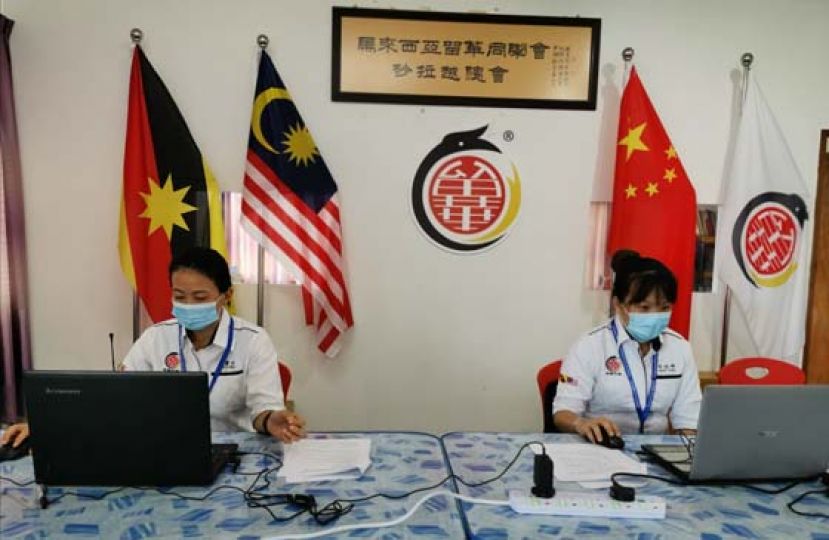 留华砂总HSK总监考张詠婷（右）与监考吴丽冰在监控系统中远程监考居家考生的考试过程。