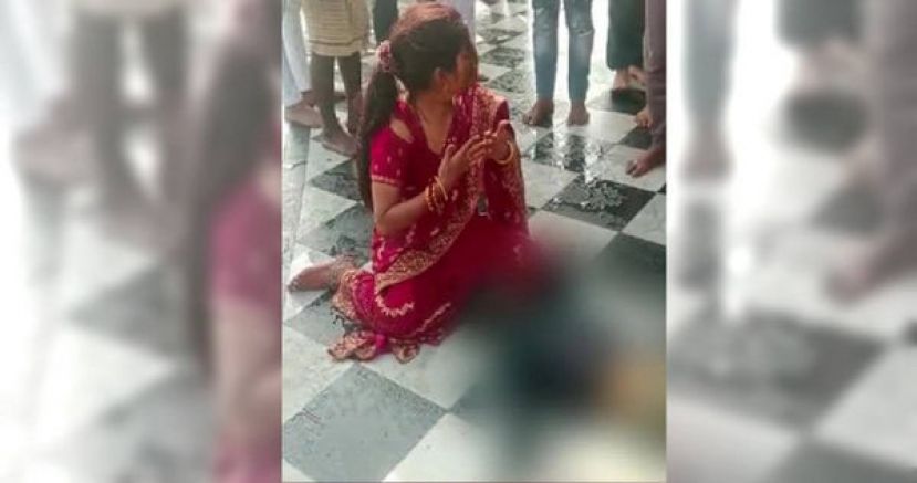 男童被双亲溺死在恒河。