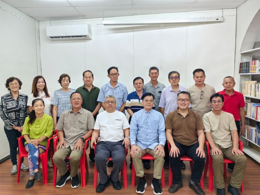 前排左起财政沈彩育，副组长沈燕招，母会会长许庆喜，正组长沈天财，母会秘书长徐蔡斌，正秘书许庆武。后排左起沈财妹，沈媚娇，沈素瑛，沈保顺，沈福昌，沈文成，高长生，沈平金，许志雄，杨克义。