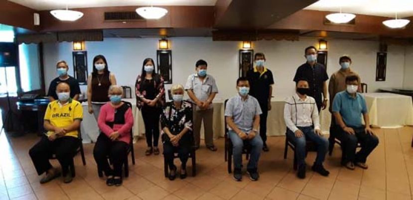 理事们一同合影，前排右3为砂拉越酒楼餐馆公会主席甲必丹符致宝。