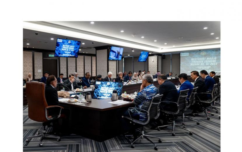 首相安华主持国家经济行动理事会会议。