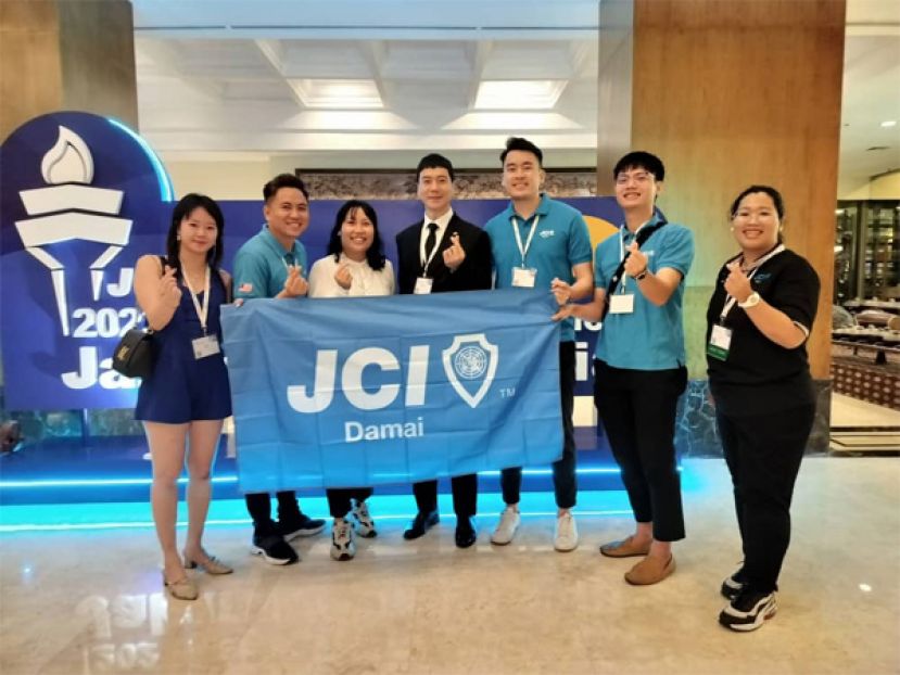 左起为会员谢筱梅丶法律顾问陈武祥丶会长李民立丶会长林千石丶副会长黄鹏光丶副会长黄良杰丶执行副会长李民杰。