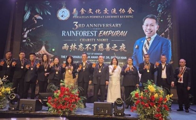 砂拉越美食文化交流协会的理事们向来宾敬酒时影。