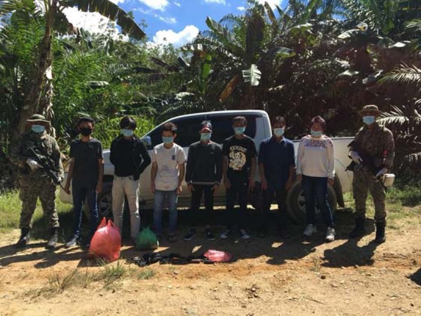 武装部队扣留6名准备出境的印尼男子和女司机。