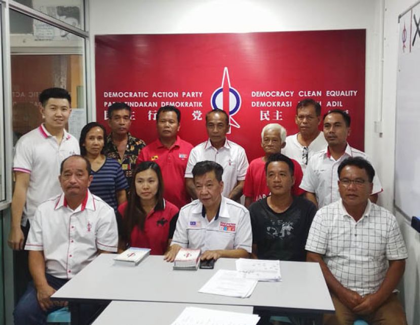 行动党成立柏拉固支部和巴类支部，并产生首届执委会。坐者中;为砂州署理主席黃培根、坐者左2为;柏拉固支部主席Sheila Ak Bunsi，站者左;为行动党州组织执行秘书黄侠荣。