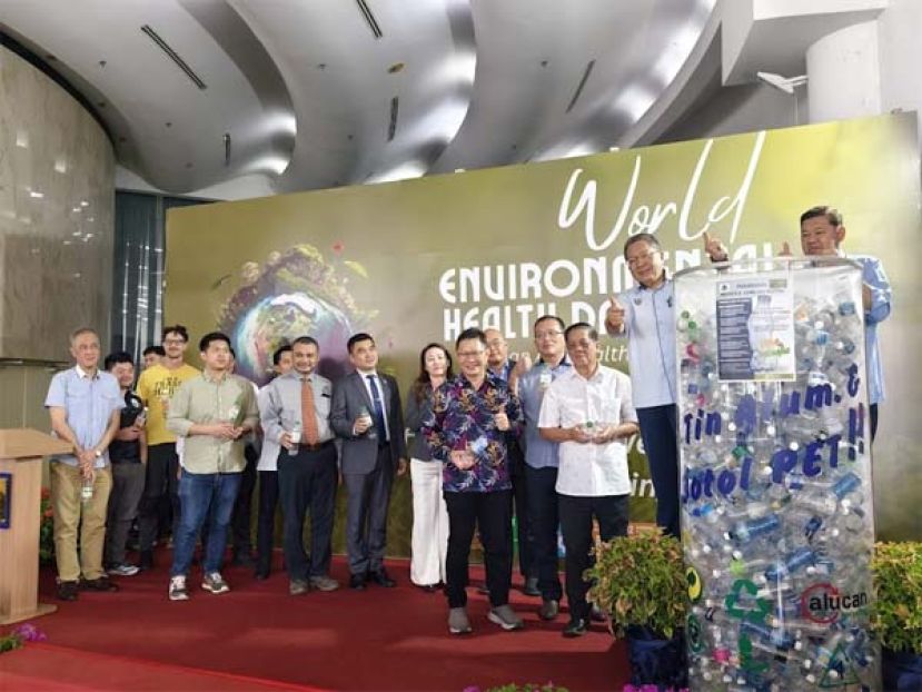 在参与机构与团体代表、市议员以及社区领袖的陪同下，南市市长拿督黄鸿圣（右2）以及副市长拿督再迪苏海里为水瓶放入回收桶，以示为世界环境健康日活动主持开幕。